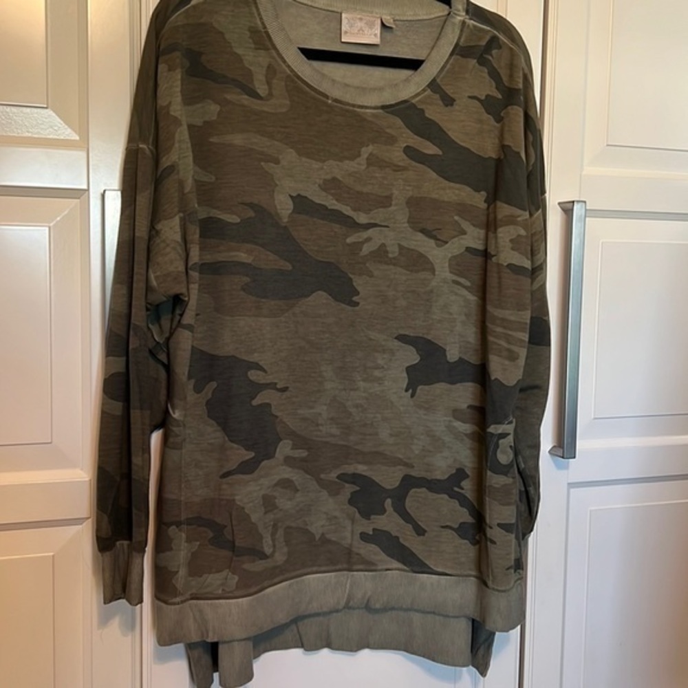 Dantelle camo lightweight sweatshirt, size 2x